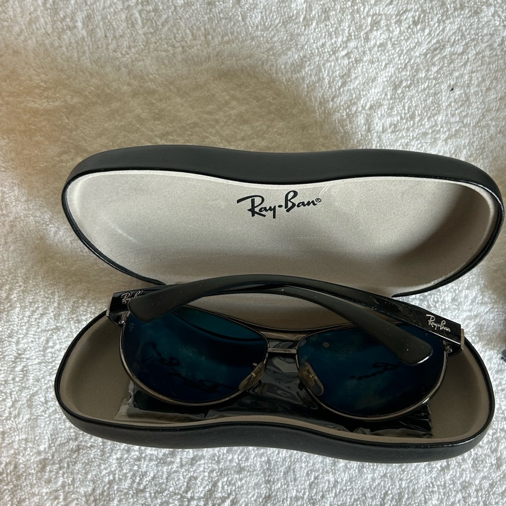 Ray-Ban Men’s Aviator Sunglasses with Blue Lenses and Black Frame